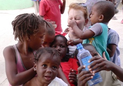 Die Zeit im Kinderheim "Village de Espoir" war eine sehr fröhliche und lustige Zeit mit den Kleinen. Foto: humedica/Florian Hansmann