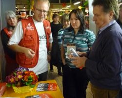 Dieter Schmidt informiert über den Einsatz von humedica in Haiti. Foto:humedica/Franziska Baur