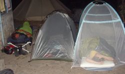 Zelte sind die sicherste Ruhestätte. Foto: humedica/Ruth Bücker