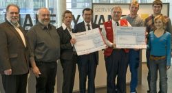 Spendenübergabe der Firma Wanzl an Wolfgang Groß. Foto: Firma Wanzl/ Werner Krasztinat