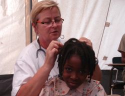 humedica-Ärztin untersucht Mädchen auf Kopfläuse. Foto:humedica/Saskia Hankel