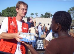 humedica-Koordinator Florian Hansmann half bei der Verteilung der Babynahrung. Foto: humedica/Ruth Bücker