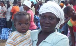 Die Mütter freuten sich sehr über das Essen für ihre Kleinen. Foto: humedica/Ruth Bücker