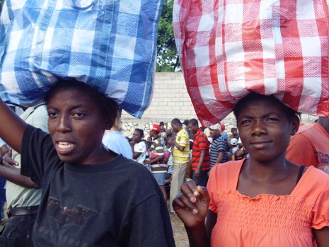 Sehr stolz und erhaben sieht es aus, wenn die haitianischen Frauen ihre Sachen auf dem Kopf tragen. Foto: humedica/Ruth Bücker