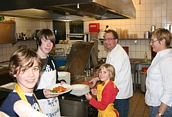 Die Arbeit mit Ilka und Udo Schneider vom Restaurant "Schaab Louis" machten den Jugendlichen viel Spaß. Foto: privat/Bianca Heinz