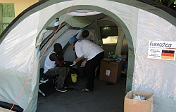 Auch in Leogane sind die Behandlungsorte noch provisorischer Natur, aber angesichts der Umstände funktional. Foto: humedica