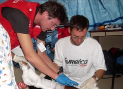 Ungewohnte Arbeitsbedingungen, ungewöhnlich schwere Verletzungen: die Ärzte Benjamin Kienast und Michael Brinkmann verarzten täglich viele Patienten. Foto: humedica/Simone Winneg