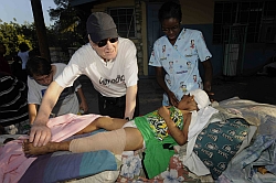 Prof. Dr. Dr. Bernd Domres während seines Einsatzes in Haiti im Januar 2010. Foto: humedica/Jens Großmann