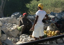 Die Menschen versuchen, zwischen den Trümmern wieder etwas Normalität in ihren Leben aufkommen zu lassen. Foto: humedica/Judith Kühl