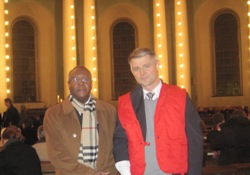 Der Verteter humedica's in Berlin, Andreas Jahn zusammen mit dem Botschafter Haitis, S.E. Herr Jean-Robert Saget. Foto: humedica/privat