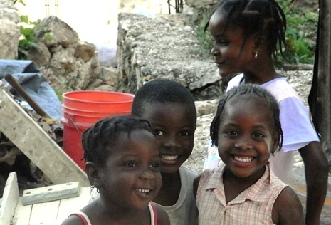 Kinder, die wieder lachen können - das ist ein großes Ziel in Haiti. Foto: humedica/Judith Kühl