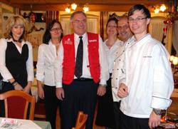 Juniorchef Thomas Blochum (rechts) und ein teil seiner Mitarbeiter überreichten Wolfgang Groß die stolze Summe. Foto: humedica/privat