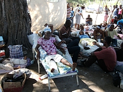Auch knapp zwei Wochen nach dem Beben warten noch immer tausende Patienten auf eine Behandlung. Foto: humedica/Judith Kühl