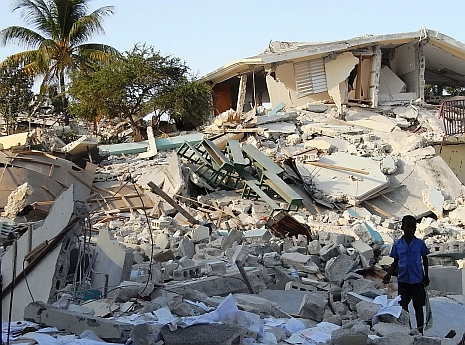 Wir hatten nach dem Tsunami gehofft, nie mehr einsame, unter Schock stehende Kinder vor den Trümmer ihres ehemaligen Elternhauses sehen zu müssen: Leider bietet sich etwa fünf Jahre später in Haiti das gleiche Bild. Foto: humedica/Judith Kühl