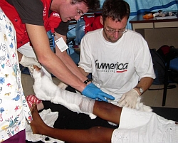 Quetschungen und Brüche gehören auch nach dem Erdbeben in Haiti zu den häufigsten Verletzungen. Foto: humedica