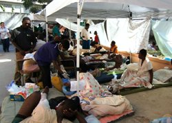 Dr. Irmgard Harms und Prof. Dr. Dr. Bernd Domres bei der Visite einer kleinen Patientin. Foto: humedica/Dieter Schmidt