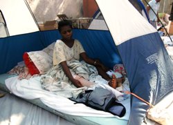 Schwer traumatisiert haben die Opfer des Erdbebens Angst, sich in Gebäuden aufzuhalten. Foto: humedica/Dieter Schmidt