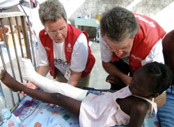 Dr. Harms und Dr. Hohlweck behandeln die kleine Patientin im Freien. Foto: humedica/Dieter Schmidt