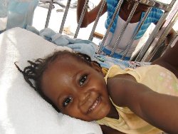 Die kleine Sulvana kann bereits wieder lachen und singen. Foto: humedica/Dieter Schmidt