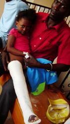 Den humedica-Mitarbeitern geben Patienten, deren körperliche Verletzungen gut heilen, auch Kraft intensiv weiter zu helfen. Foto: humedica/Simone Winneg