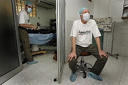 Die Ärzte operieren permanent im weitgehend erhaltenen OP des "Krankenhauses der Hoffnung". Foto: humedica/Jens Großmann