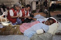 Medizinische Hilfe ist nur dann umfassend möglich, wenn auch entsprechender Bedarf sowie Medikamente zur Verfügung stehen. Foto: humedica/Jens Großmann