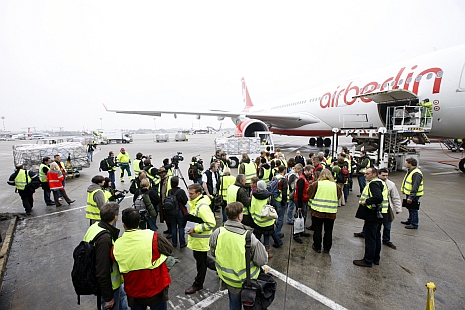 Das Medieninteresse bei der Verladung der Hilfsgüter und dem Abflug des humedica-Teams war groß. Foto: Flughafen Düsseldorf