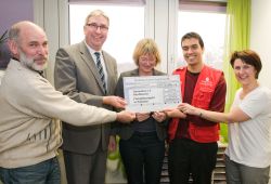 Freuten sich gemeinsam über die Hilfe für Flutopfer in Pakistan (v. l.): Franz Josef Uhlemayr, Alexander Schmidtke, Hildegard Schwering, humedica-Mitarbeiter Sven Ramones, Maren Friedrich. Foto: privat