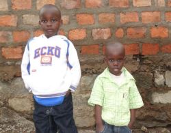 Polycarps Söhne vermissen ihren Vater jeden Tag: Leo (links) und Lee Onsongo. Foto: humedica/privat