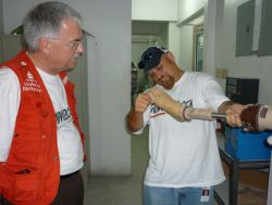 Leitet das Prothesen- und Orthesenprojekt von humedica in Port-au-Prince: Orthopädietechniker Wendell Endley (rechts) mit humedica-Geschäftsführer Wolfgang Groß. Foto: humedica