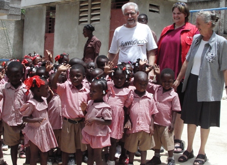 Lebt Nächstenliebe in Aktion und tut alles für ihre kleinen Schülerinnen und Schüler: Anneliese Gutmann (rechts im Bild). Foto: humedica