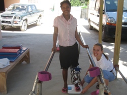 Eine der Patientinnen, die Felicitas besonders ans Herz gewachsen ist: die junge Marie-Yolaine, der Unterschenkel gestützt durch ein Fixateur Externa. Foto: humedica