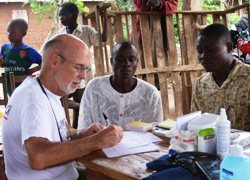 Nächstenliebe in Aktion: zwei Wochen versorgte der Kinderarzt Dr. Lothar Biskup Opfer der schweren Fluten in Benin. Foto: humedica/Irmgard Römpp