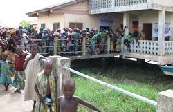 Bereits bei ihrer Ankunft wurden die humedica-Einsatzkräfte von zahlreichen Patienten erwartet. Foto: humedica/Florian Klinner