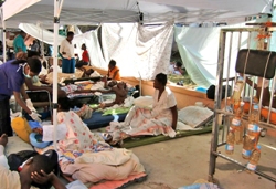 Im Januar mussten die Opfer des schweren Erdbebens auf dem Boden, im Freien liegend behandelt werden. Foto: humedica