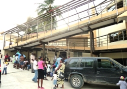 Die neu errichtete Zugangsrampe ist insbesondere für die Menschen, deren Gliedmaßen aufgrund schwerster Verletzungen amputiert werden mussten, eine große Erleichterung. Foto: humedica/Irmgard Harms