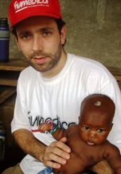 Florian Klinner tauschte den deutschen Schreibtisch ein, um nach Benin zu reisen und weitere Schritte bei der Katastrophenhilfe planen zu können. Foto: humedica