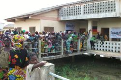 Der Andrang auf die Hilfsstationen ist groß. Hunderte Menschen jeden Tag brauchen medizinische Versorgung. Foto: humedica/Karin Uckrow