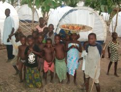 Vor allem den Schwächsten gilt die Aufmerksamkeit von humedica. Zahlreiche Kinder konnten von den medizinischen Teams schon versorgt werden. Foto: humedica/Karin Uckrow