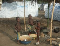 Auch für viele Kinder ist ein Zeltlager oft der letzte Zufluchtsort nachdem die Fluten ihre Häuser zerstört haben. Foto: humedica/Karin Uckrow