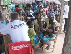 Medizinische Versorgung für hunderte von Flüchtlingen in einem entlegenen Lager in Benin. Foto: humedica/Karin Uckrow