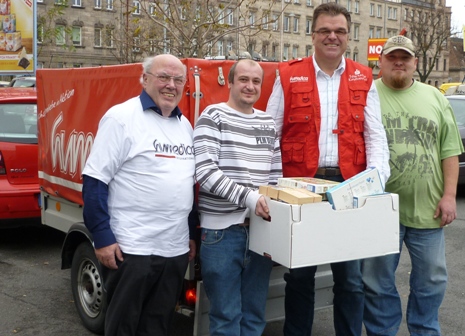 Ein Anhänger voller Spielsachen, um Kinder glücklich zu machen: Mitarbeiter der Toys Company des Landkreises Fürth überreichten humedica-Mitarbeiter Joachim Panhans die großherzige Spielzeugspende. Foto: humedica