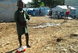 Das Beste aus allem machen: dieser Junge in Haiti bastelte aus einer alten Flasche und weiterem Müll sein Spielzeugauto. Foto: humedica/Ruth Bücker