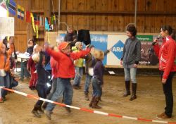 Aufwärmen vor dem großen Lauf. Kinder und Erwachsene sind gleichermaßen aufgeregt. Foto: humedica/Sven Ramones