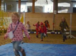Unermüdlich liefen die jungen Teilnehmer Runde auf Runde zugunsten der humedica-Fluthilfe in Pakistan. Foto: humedica/Sven Ramones