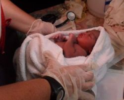 Glück inmitten der weitverbreiteten Not: Die kleine Christina erblickte durch den Einsatz des humedica-Teams gesund das Licht der Welt. Foto: humedica/Ruth Bücker