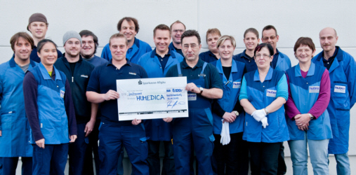 Mitarbeiter der Firma C. Hübner (Marktoberdorf) überreichten an humedica eine Spende für die Kindertagesstätte in Nova Friburgo, auch im Namen von Geschäftsführer Thomas Hübner. Foto: Firma Hübner