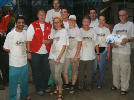 Das Team nach den Vorbereitungen auf "Tomas": Zwei Tonnen Medikamente, medizinisches Equipment und Hygieneartikel wurden wegen möglichen Überschwemmungen in Sicherheit gebracht. 200 Säcke mit Sand gefüllt und so das Krankenhaus der Hoffnung flutsicher gemacht. Foto: humedica