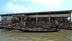 Die Gesundheitsstation von Kessounou ist nur mit dem Boot erreichbar; hier behandelt dashumedica-Team. Foto: humedica/Judith Kühl