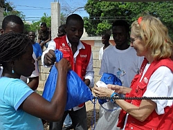 Aufgrund des nahenden Hurrikans "Tomas" wurden die Hilfsgüterverteilungen für die Patenschaftsfamilien vorverlegt und um Planen ergänzt. Foto: humedica/Irmgard Harms